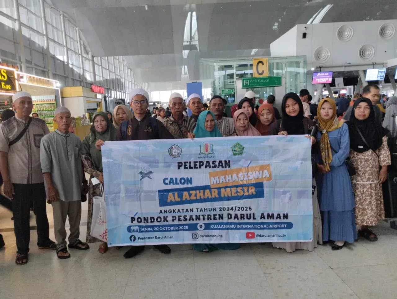Tangis Haru dan Doa Melepas Pemberangkatan Santri PonPes Darul Aman Menuju Univ. Al-Azhar Kairo
